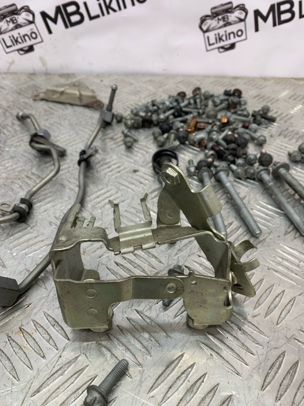 Комплект болтов ML GL W166 X166 642.826