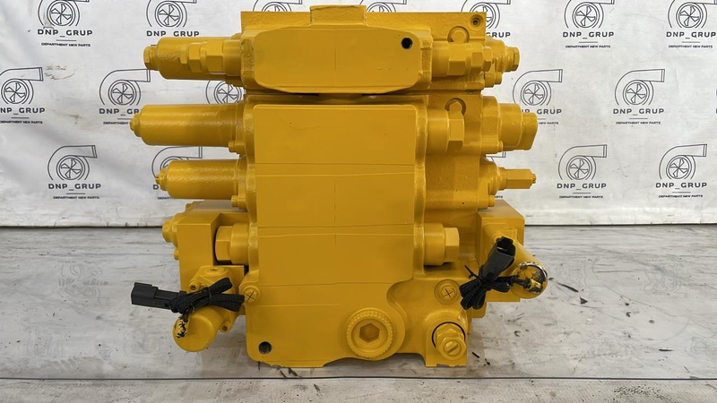 ГИДРОРАСПРЕДЕЛИТЕЛЬ D65EX 723-64-24100 723-64-24100 новая
