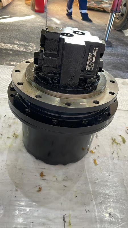 РЕДУКТОР ХОДА С ГИДРОМОТОРОМ R916574135