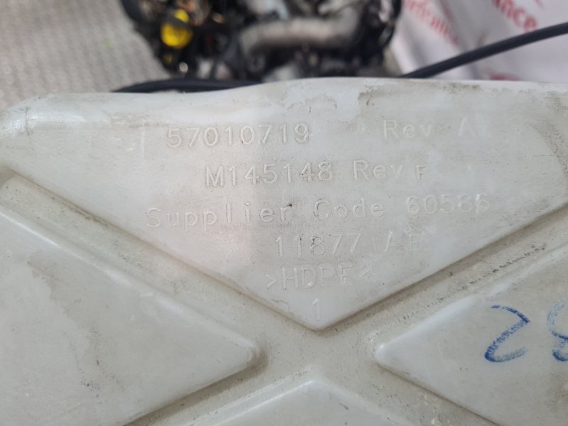 Бачок омывателя лобового стекла Jeep Grand Cherokee WK2 Бачок омывателя лобового стекла Jeep Grand Cherokee WK2