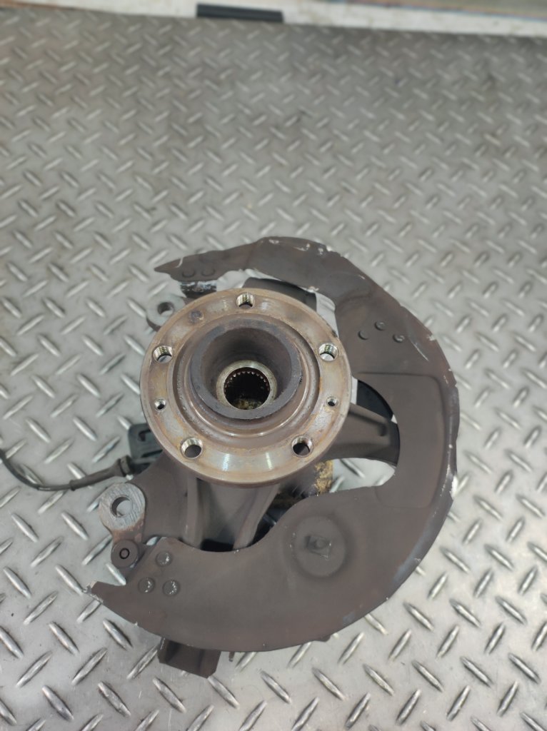 Кулак поворотный передний левый C4 Picasso 2012