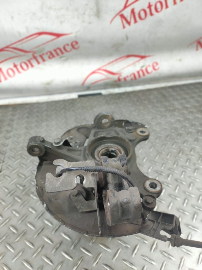 Кулак поворотный передний левый C4 Picasso 2012