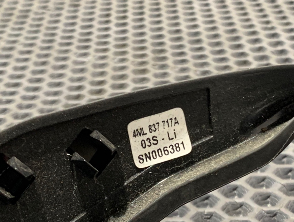Уплотнительная резинка боковой двери передняя левая Urus 4ML Уплотнительная резинка боковой двери передняя левая Urus 4ML