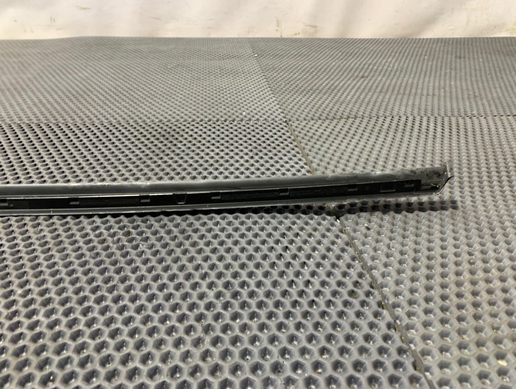 Уплотнитель ветрового стекла Urus 4ML
