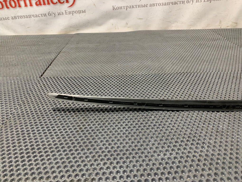Уплотнитель ветрового стекла Urus 4ML