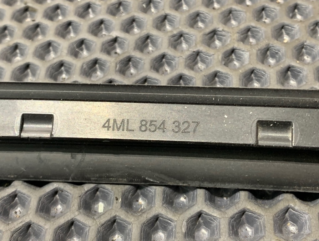 Уплотнитель ветрового стекла Urus 4ML