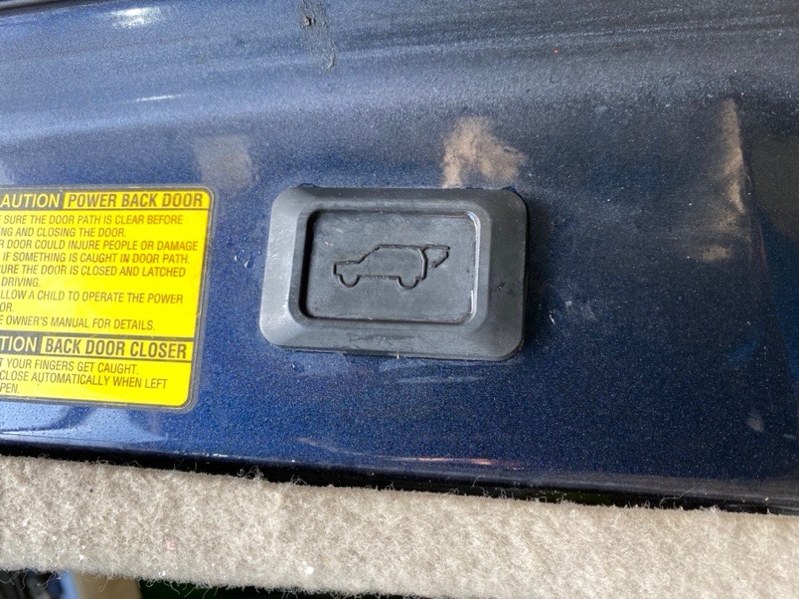 Кнопка закрывания двери багажника Lexus Rx350 GSU35 2GRFE 2003 (б/у)