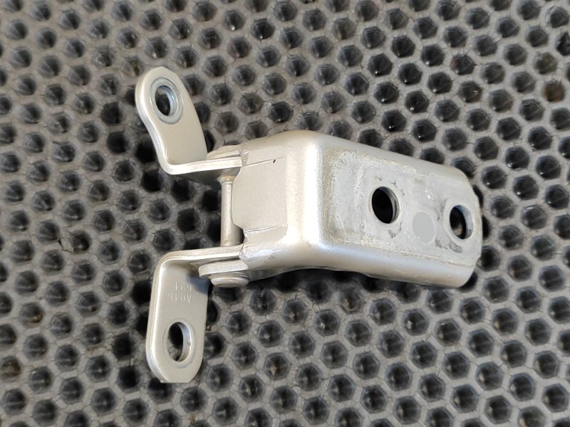 Петля  двери задняя правая Lexus GX460 2010 URJ150 1URFE 68770-52031 контрактная