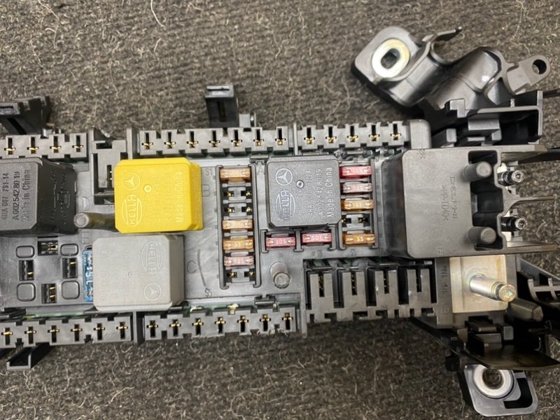 Блок предохранителей передний A 180 (176.042) 2013 W176 M270.910 1600сс 4 цилиндра GASOLINE TURBO 2WD 4х2 Блок предохранителей передний A 180 (176.042) 2013 W176 M270.910 1600сс 4 цилиндра GASOLINE TURBO 2WD 4х2