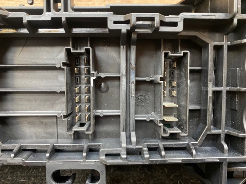 Блок предохранителей передний A 180 (176.042) 2013 W176 M270.910 1600сс 4 цилиндра GASOLINE TURBO 2WD 4х2 Блок предохранителей передний A 180 (176.042) 2013 W176 M270.910 1600сс 4 цилиндра GASOLINE TURBO 2WD 4х2