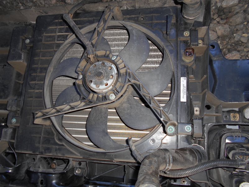 Вентилятор радиатора Volkswagen Golf 4 APE 2000 передний левый