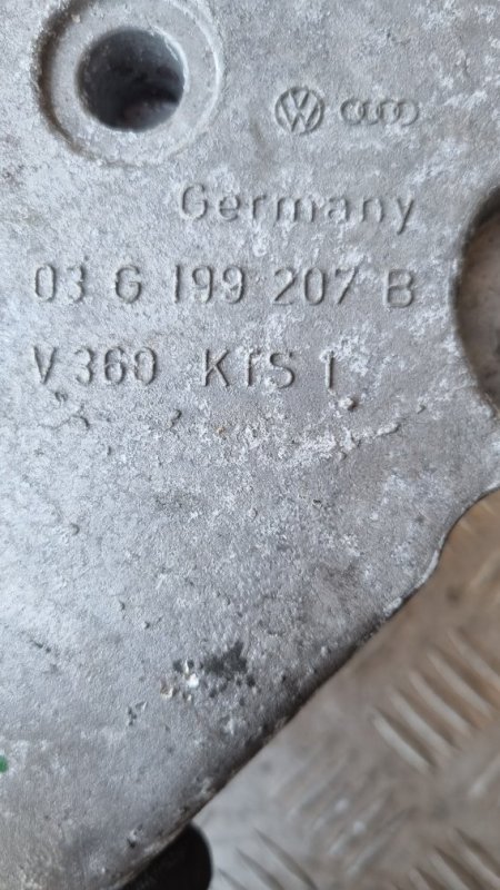 Кронштейн двигателя правый Touran 2004 1T AZV