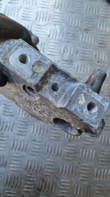 Кронштейн двигателя правый Volkswagen Touran 1T AZV