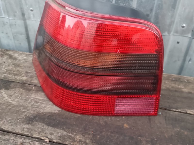 Фонарь задний правый Volkswagen Golf 4 1J6945095S Б/У