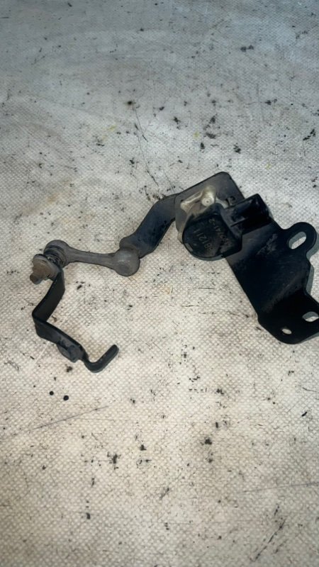 Датчик высоты дорожного просвета задний левый rav4 2011 GSA33 2GRFE