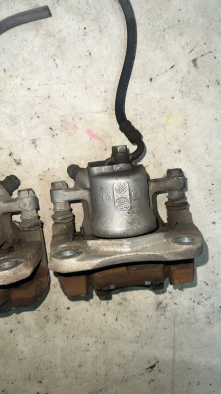 Суппорта задние пара задняя rav4 2011 GSA33 2GRFE