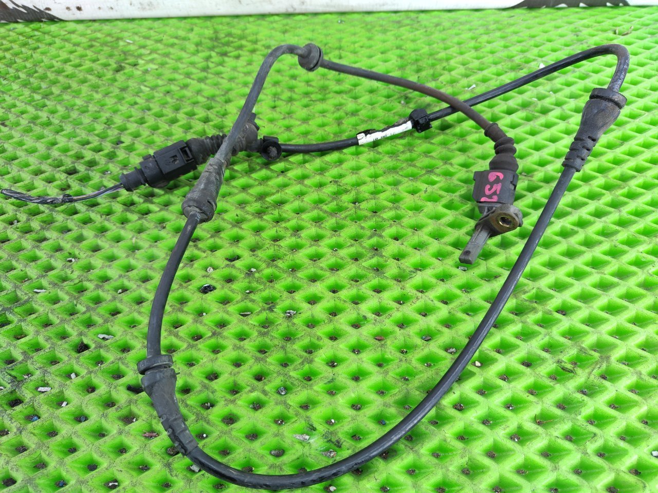 Запчасть датчик abs передний правый Volkswagen Touareg 2009 7LZ9D BHK 7L0927808B контрактная Датчик ABS передний правый Volkswagen Touareg 2009 7LZ9D BHK 7L0927808B контрактная