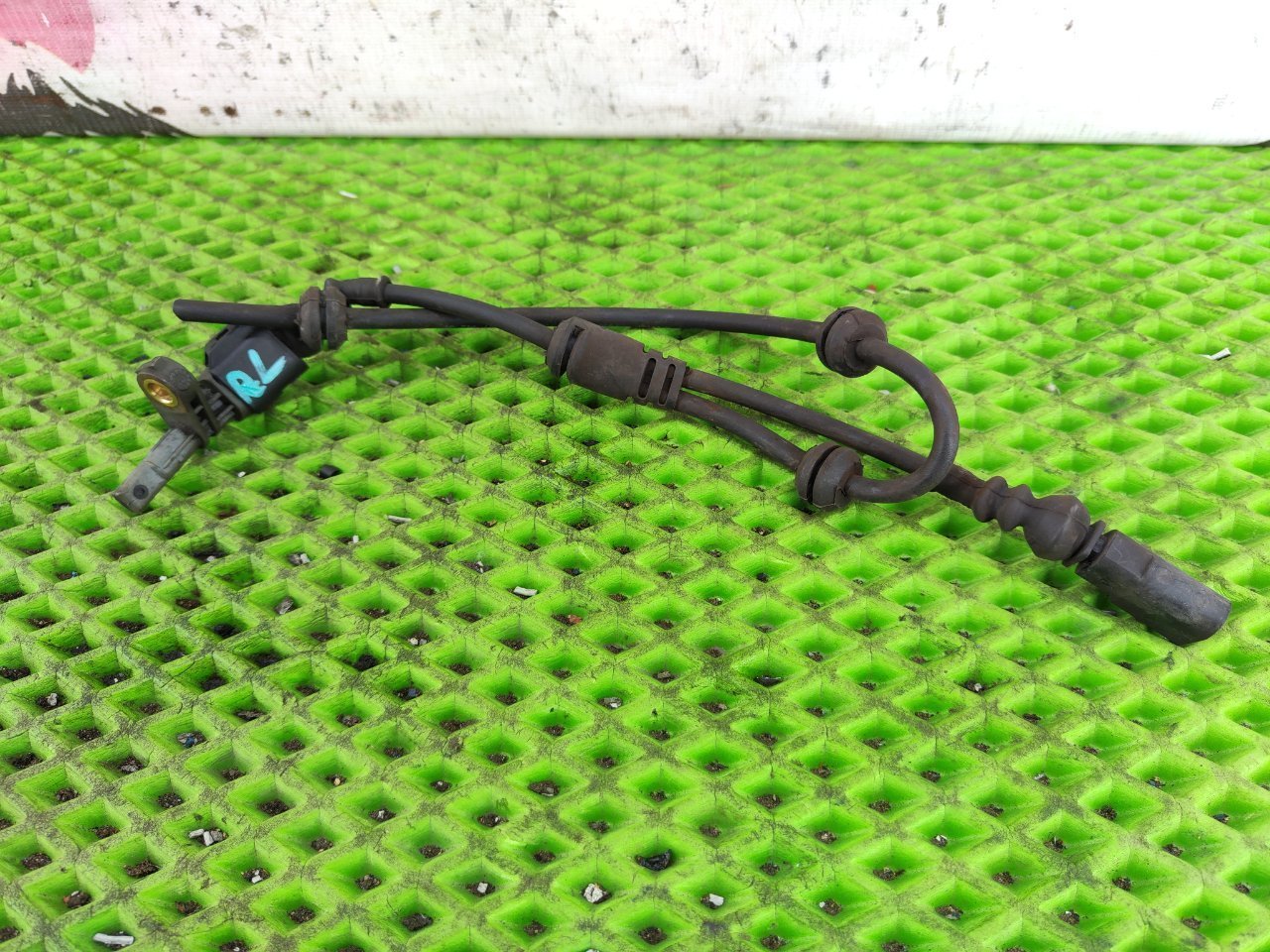 Запчасть датчик abs задний левый Volkswagen Touareg 2009 7LZ9D BHK 7L0927807B контрактная Датчик ABS задний левый Volkswagen Touareg 2009 7LZ9D BHK 7L0927807B контрактная