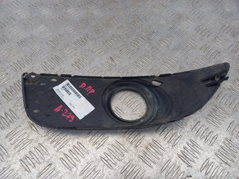 Рамка противотуманной фары правой Mitsubishi Lancer 10 CY 1.5 4A91 109 л.с
