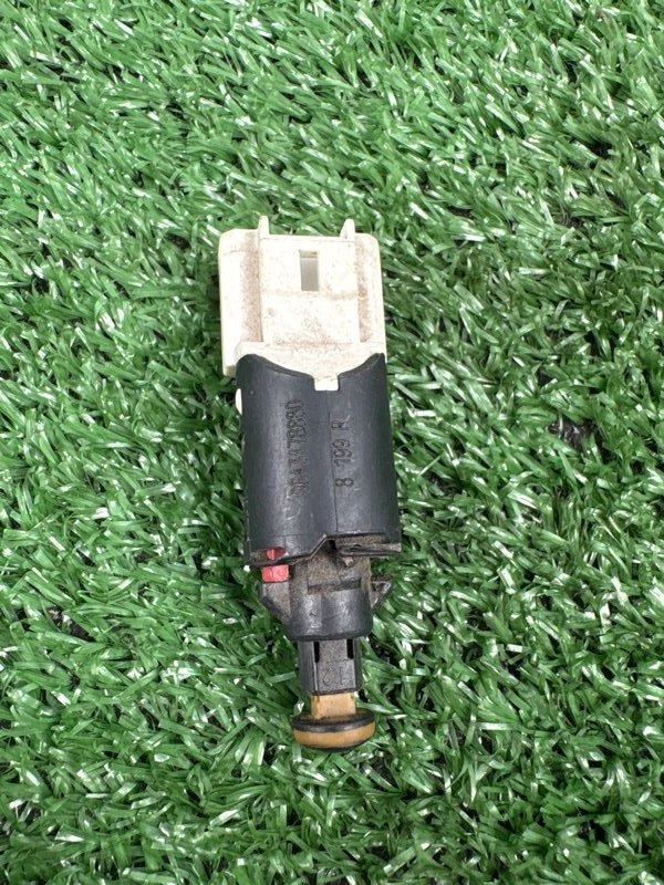 Датчик включения стопсигнала 206 2006 3D Хетчбек 1