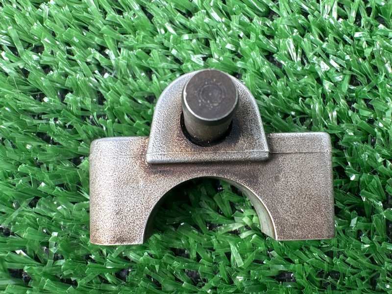 Бугель (шейка) вала подъема клапанов Peugeot 408 1.6 EP6