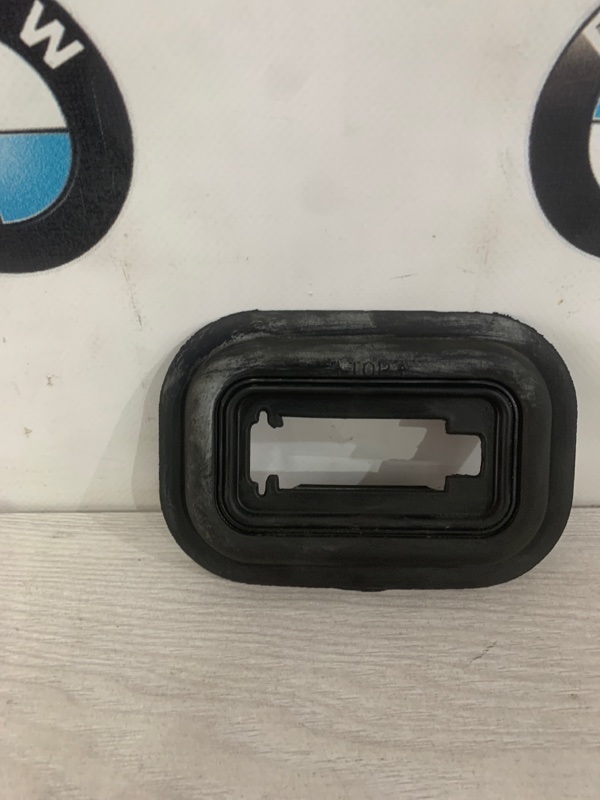Уплотнительная резинка передняя BMW X5 3.0si E70 N52B30