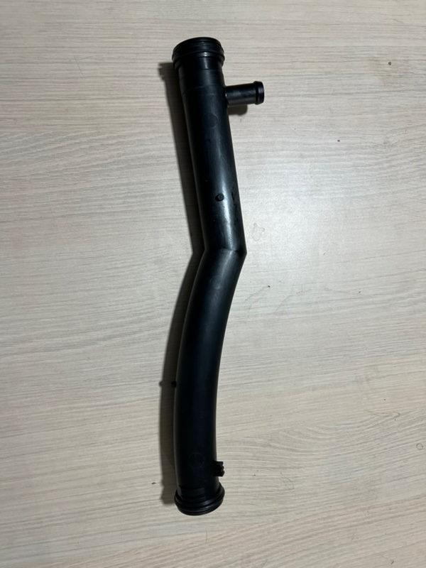Патрубок системы охлаждения Volkswagen polo 2009-2015 5 CFNA 03C121065D новая