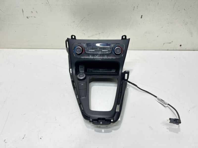 Блок управления климат-контролем передний Ford Focus 2010-2019 3 F1ET18C612 Б/У