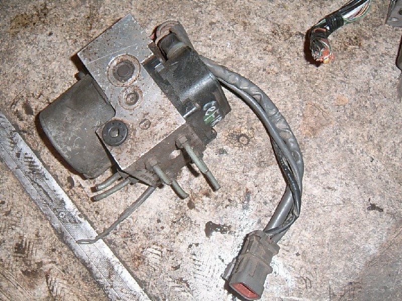 Блок abs Nissan Cefiro A32 Блок abs Nissan Cefiro A32