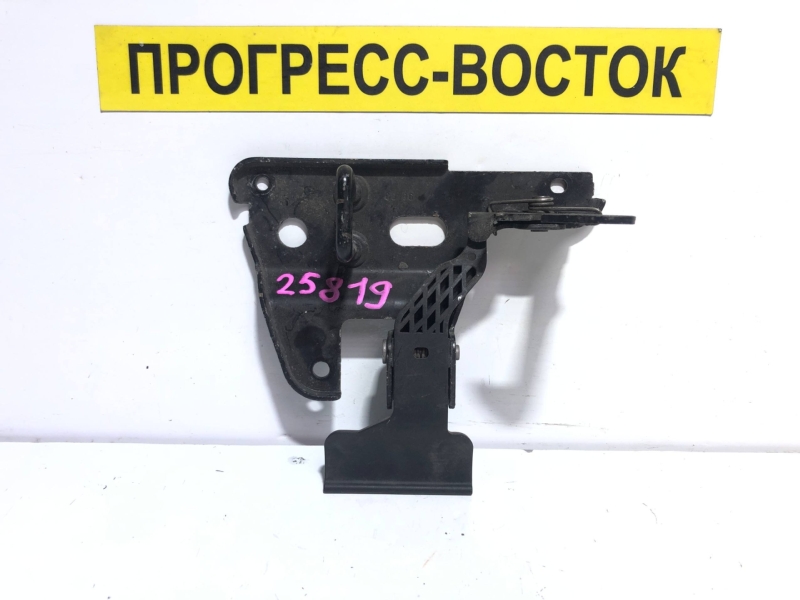 Крюк замка капота Audi A6 4F2 4F0823480A контрактная