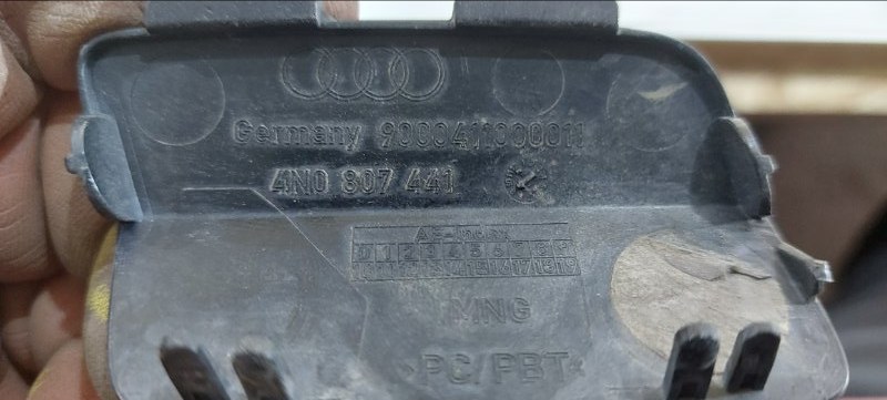 Заглушка буксировочного крюка передняя Audi A8 D5