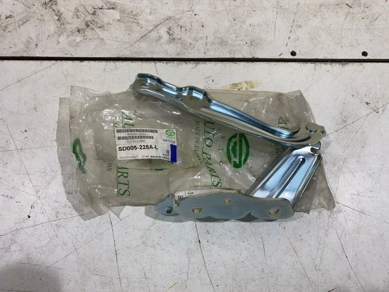 Петля капота правая Skoda Octavia 2013-2020 SD005228AL новая
