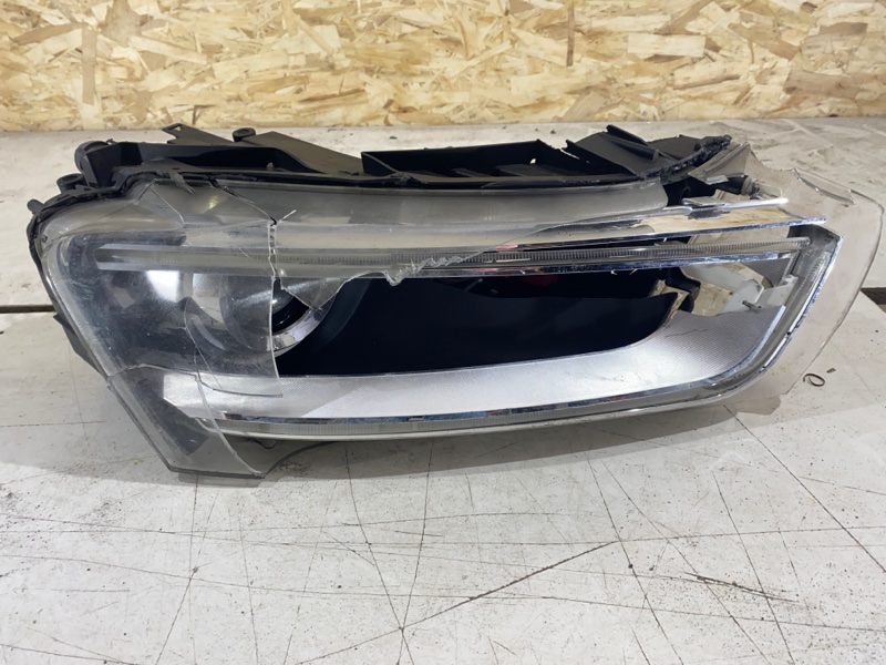 Фара ксеноновая правая Audi Q3 2011-2014 8U 8U0941004B Б/У