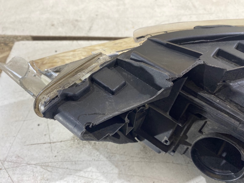 Фара ксеноновая правая Audi Q3 8U