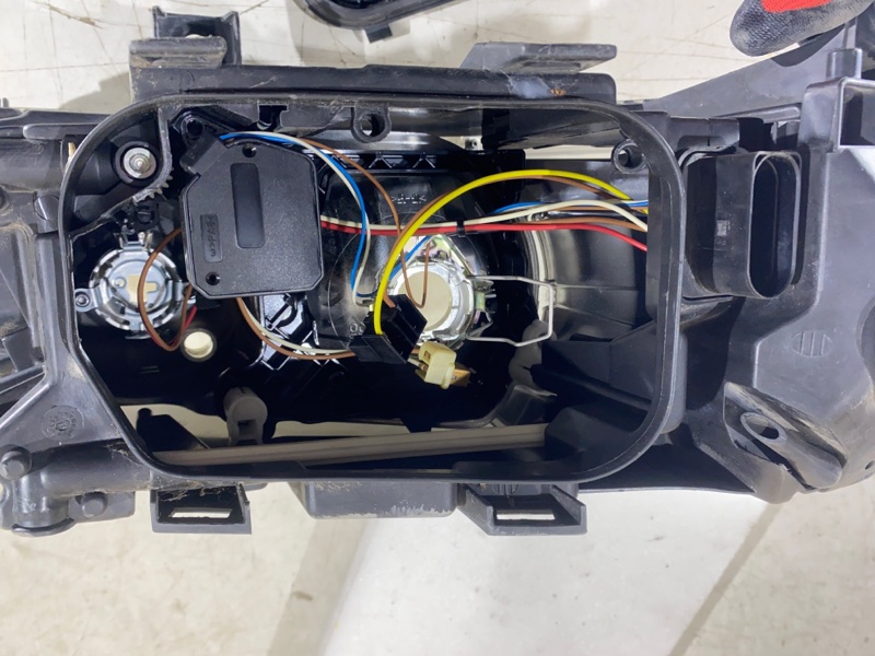 Фара галогеновая левая A6 2004-2008 C6 Фара галогеновая левая A6 2004-2008 C6