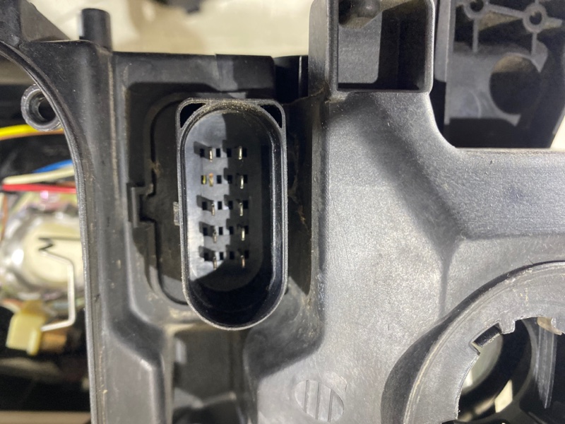 Фара галогеновая левая A6 2004-2008 C6 Фара галогеновая левая A6 2004-2008 C6