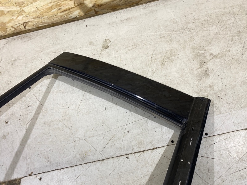 Рамка стекла двери задняя правая Escalade GMT900