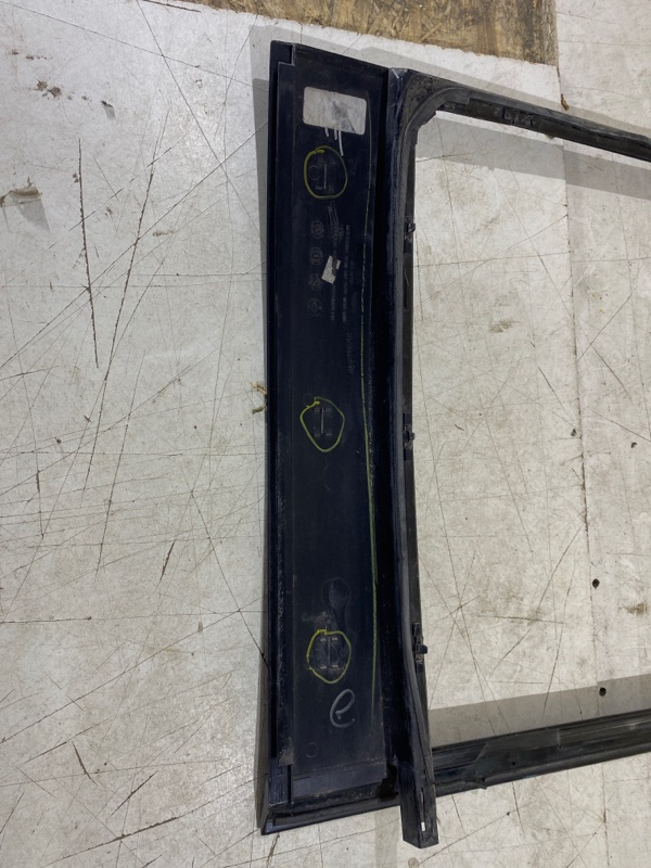 Рамка стекла двери задняя правая Escalade GMT900