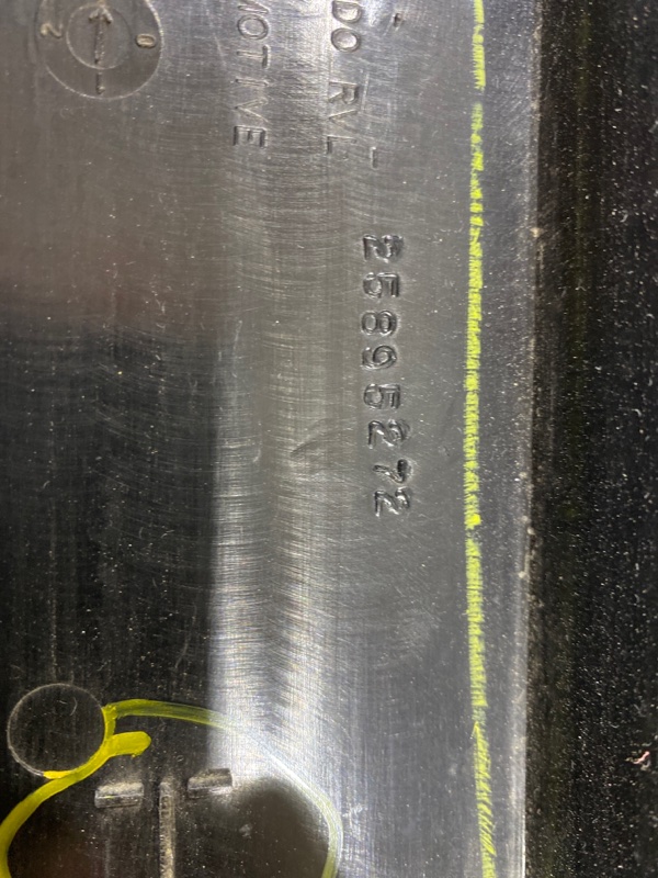 Рамка стекла двери задняя правая Escalade GMT900