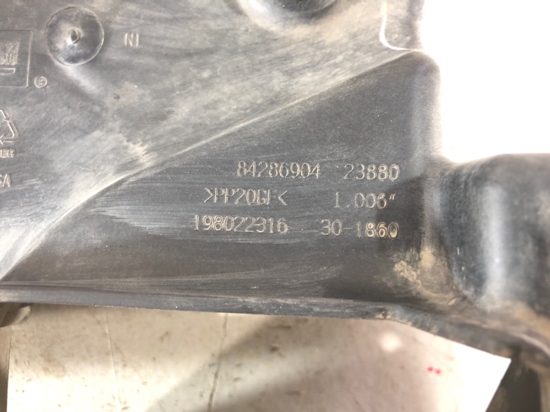 Кронштейн бампера передний левый Escalade 5