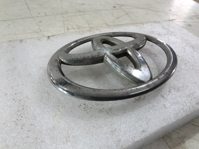 Эмблема передняя Camry 2011-2014 XV50