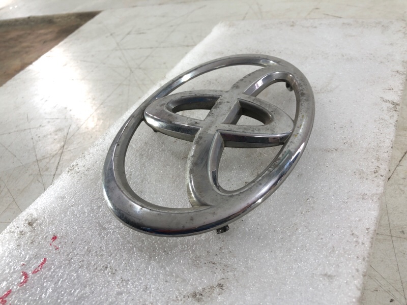 Эмблема передняя Toyota Camry XV50
