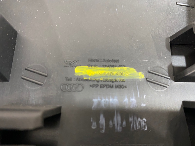 Молдинг крыла передний правый Q7 2005-2015 4L