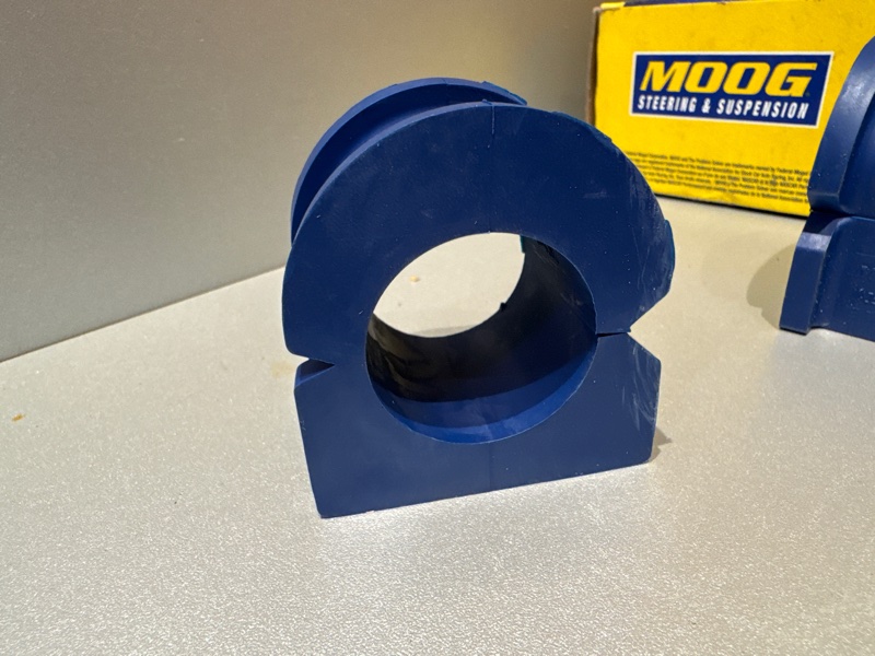 Втулка стабилизатора передняя Escalade 2014-2021 4