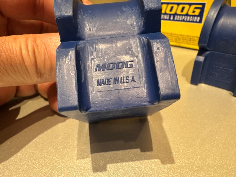 Втулка стабилизатора передняя Cadillac Escalade 4