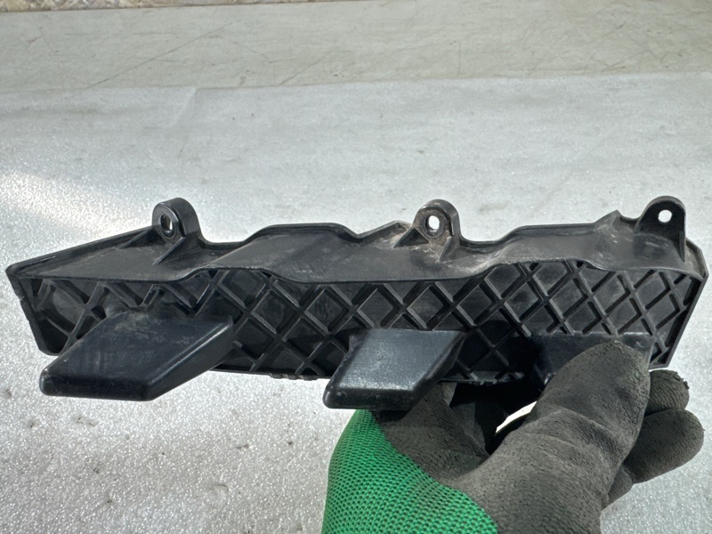 Кронштейн фары правый Polo 6