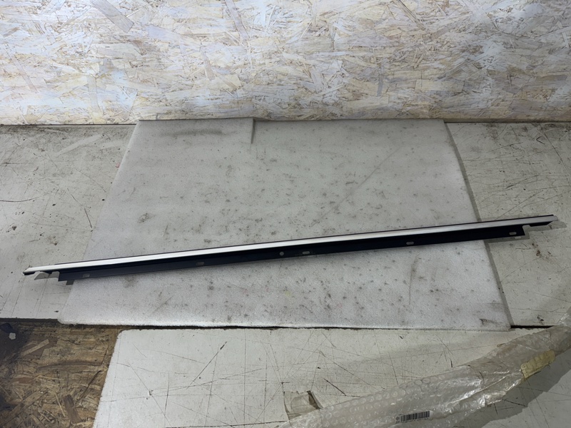 Запчасть молдинг двери передний левый Audi A6 2004–2010 C6 4F0853283E2ZZ новая Молдинг двери передний левый Audi A6 2004–2010 C6 4F0853283E2ZZ новая