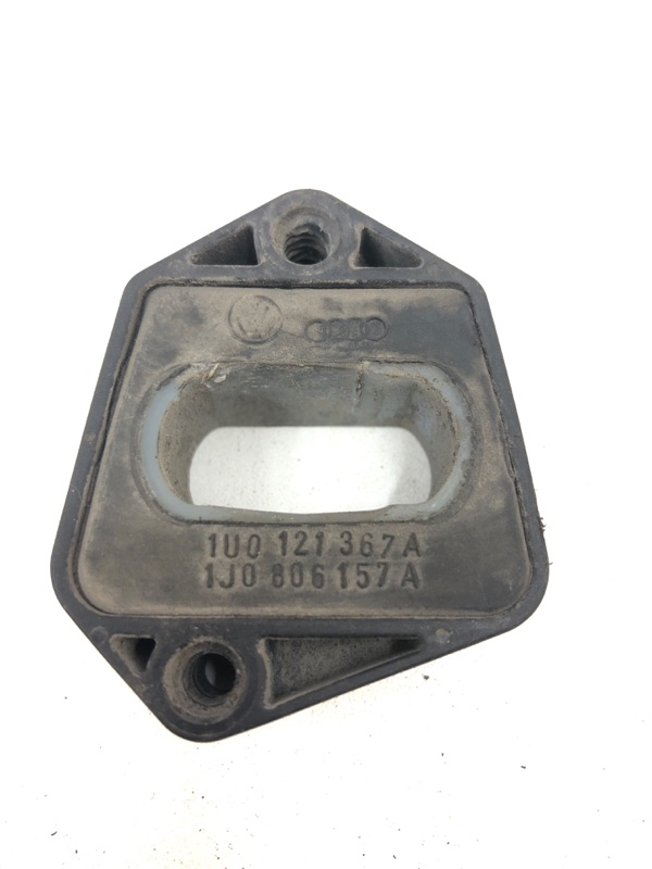 Крепление радиатора Octavia A4 2007 лифтбэк 1.6 BFQ Крепление радиатора Octavia A4 2007 лифтбэк 1.6 BFQ