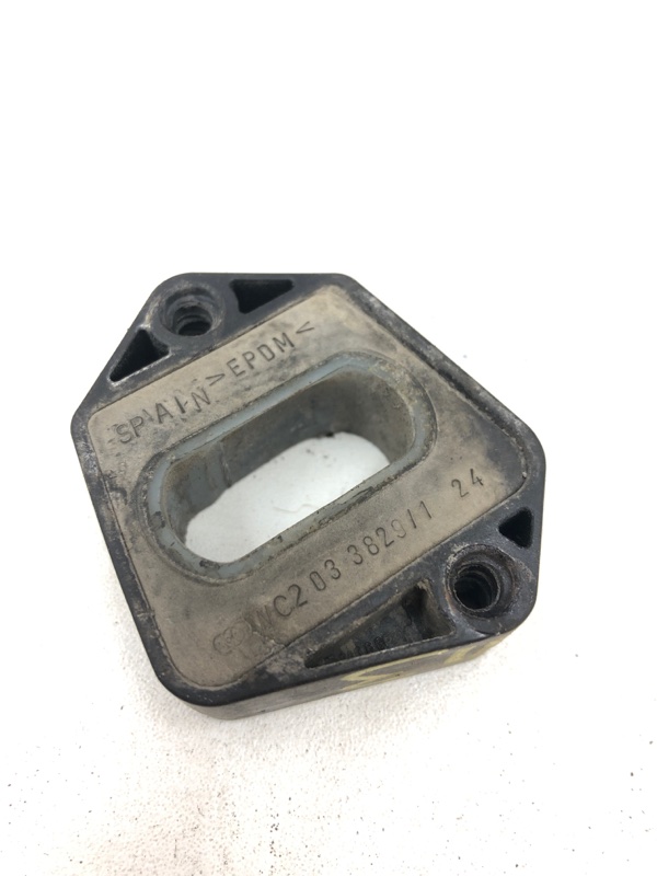 Крепление радиатора Skoda Octavia A4 лифтбэк 1.6 BFQ Крепление радиатора Skoda Octavia A4 лифтбэк 1.6 BFQ