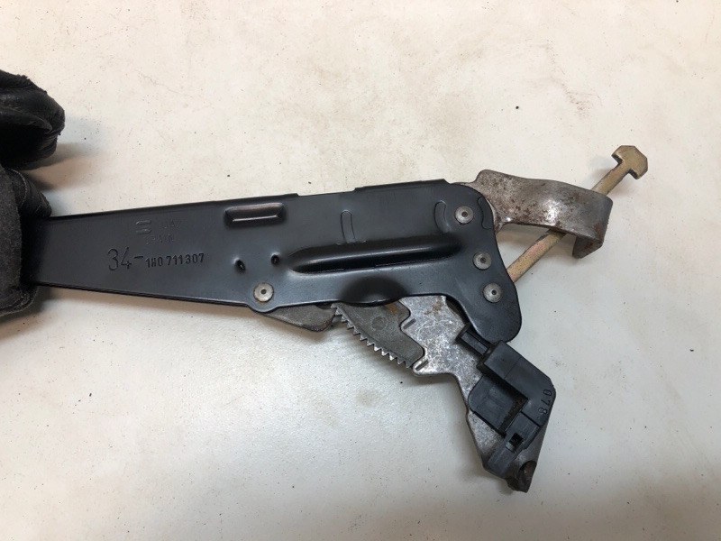 Рычаг стояночного тормоза Ibiza 1998 Хетчбэк 1.0 AER 232750